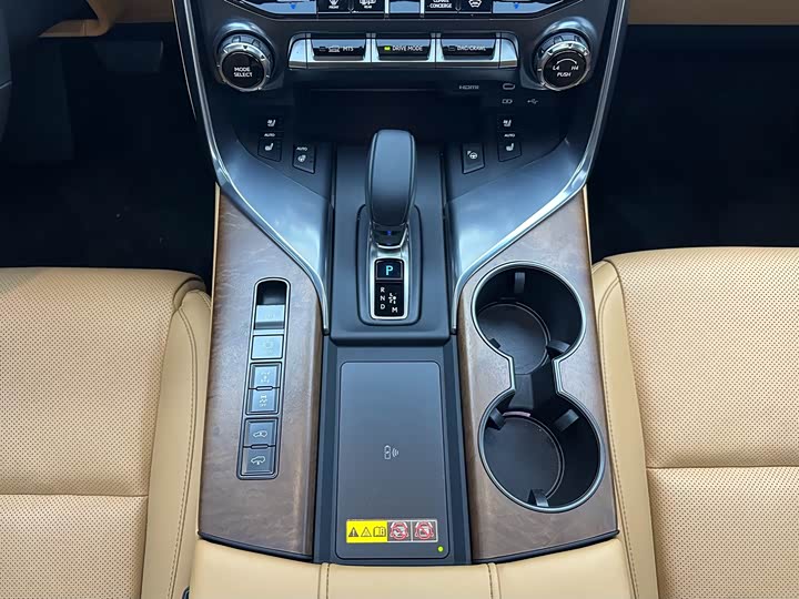 Фото 18 - Lexus LX