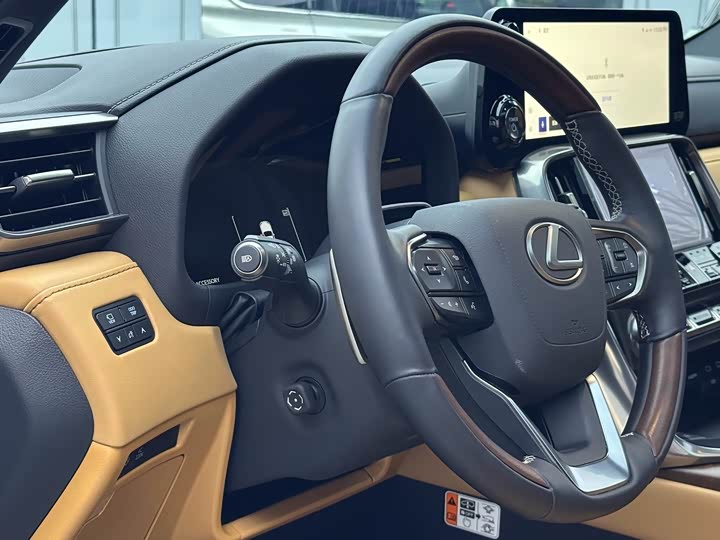 Фото 20 - Lexus LX