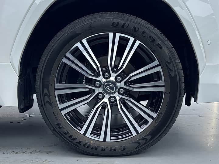 Фото 26 - Lexus LX