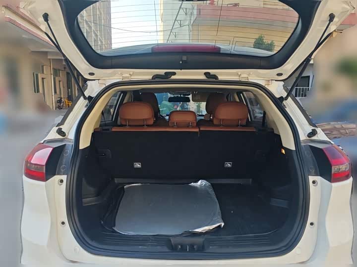 Фото 10 - Geely Atlas