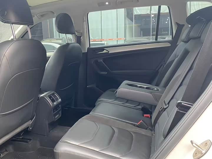 Фото 3 - Volkswagen Tiguan L Pro