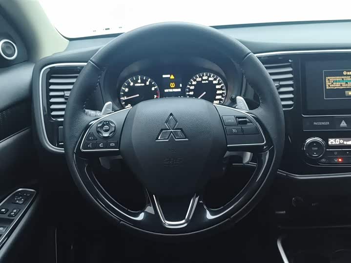 Фото 15 - Mitsubishi Outlander