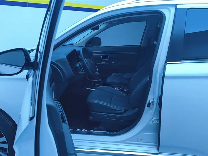 Фото 9 - Mitsubishi Outlander