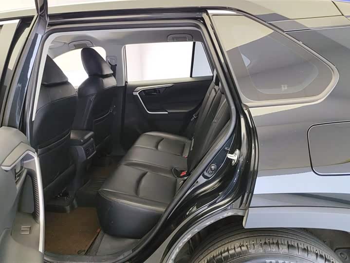 Фото 11 - Toyota RAV4