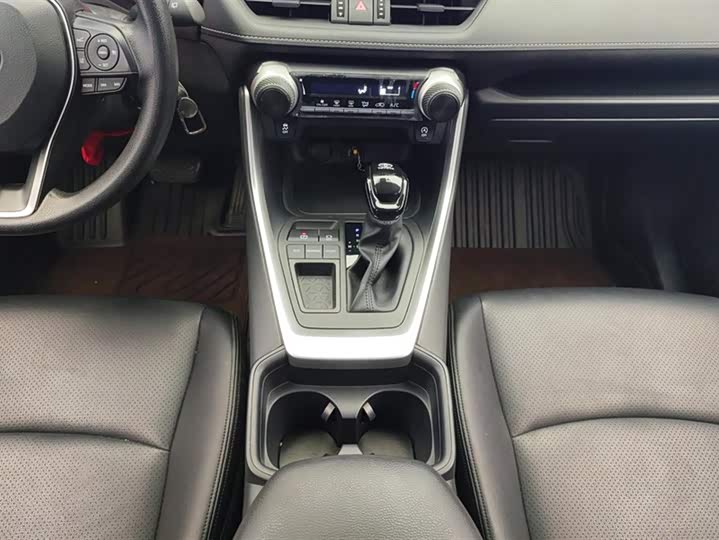 Фото 16 - Toyota RAV4