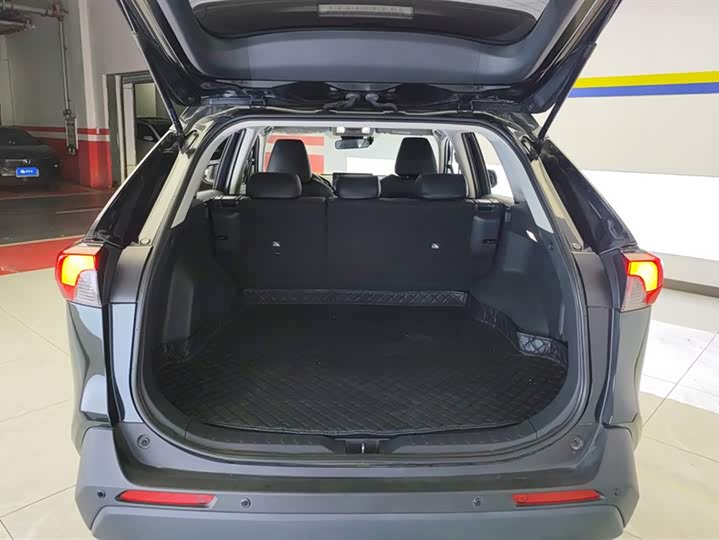 Фото 4 - Toyota RAV4