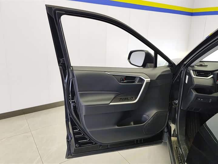 Фото 7 - Toyota RAV4