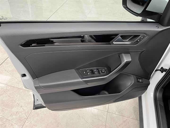 Фото 10 - Volkswagen T-Roc