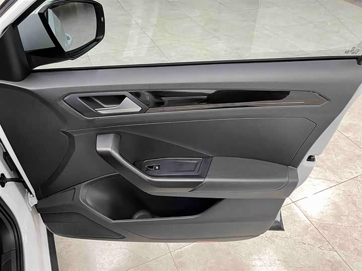 Фото 12 - Volkswagen T-Roc