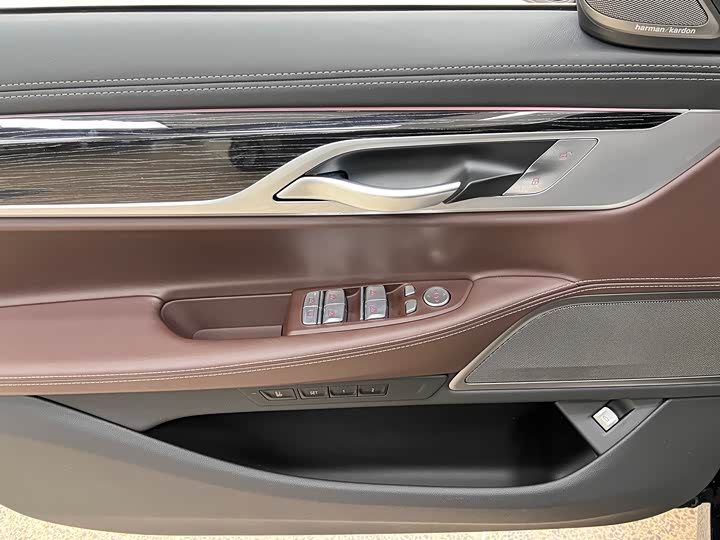 Фото 12 - BMW 7 Series