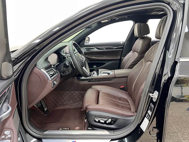 Фото 17 - BMW 7 Series