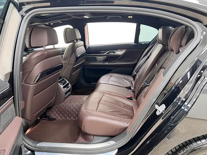 Фото 18 - BMW 7 Series