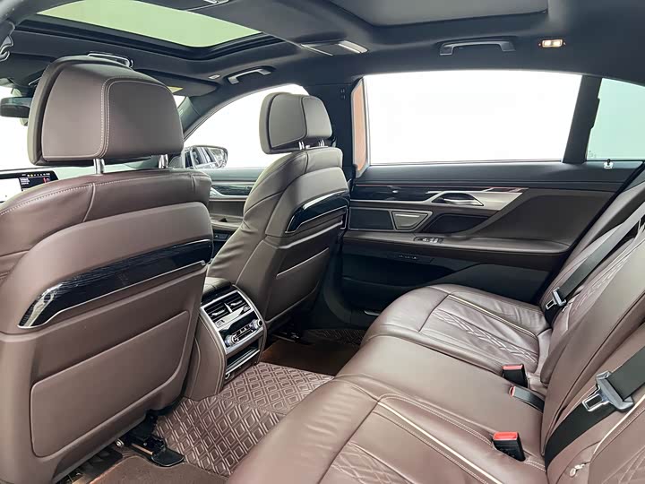Фото 19 - BMW 7 Series