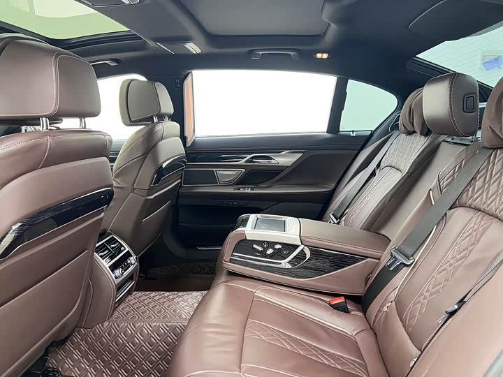 Фото 21 - BMW 7 Series