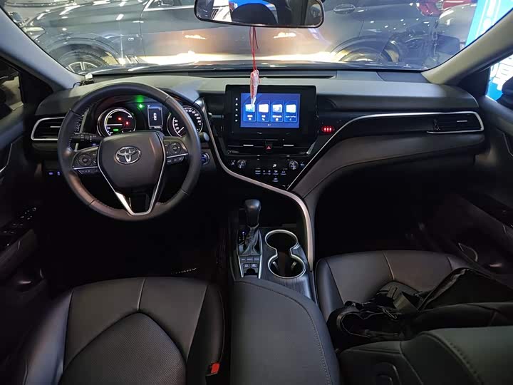 Фото 10 - Toyota Camry