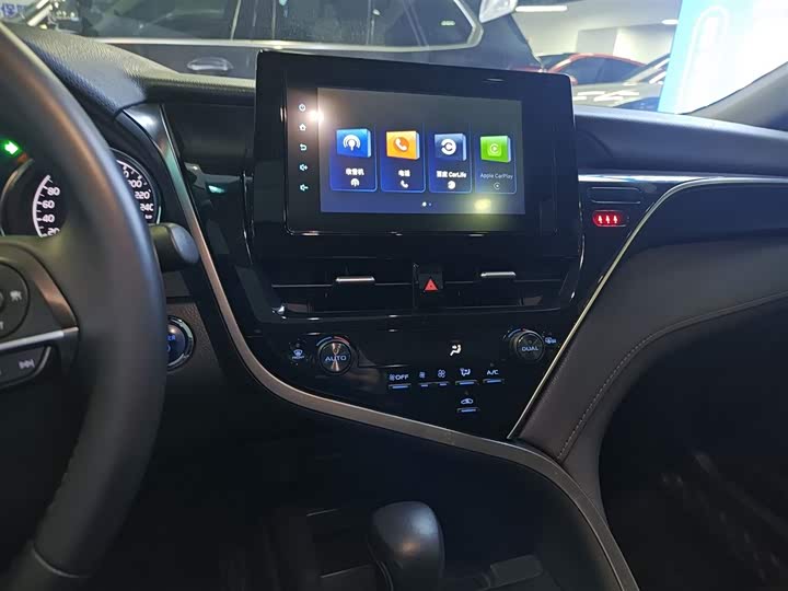 Фото 13 - Toyota Camry