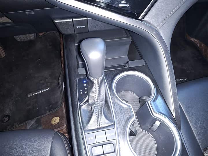 Фото 14 - Toyota Camry