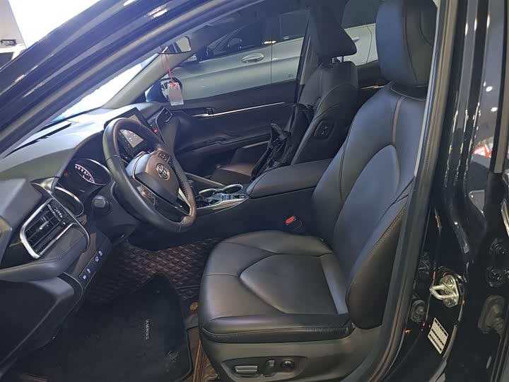 Фото 15 - Toyota Camry