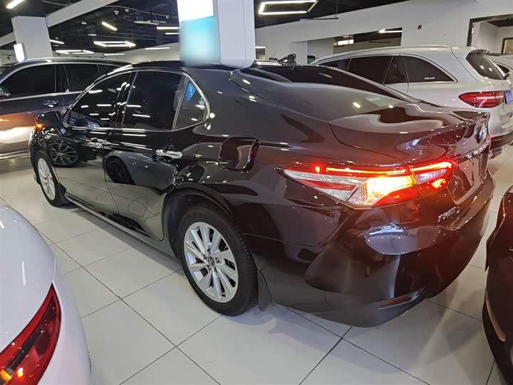 Фото 5 - Toyota Camry