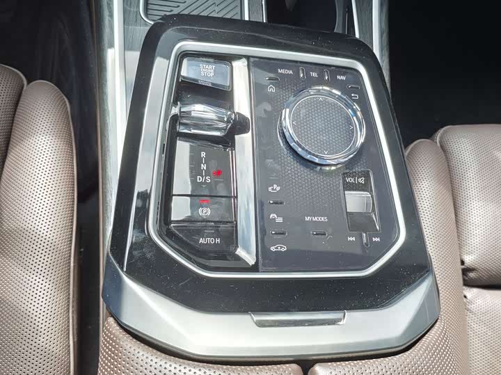 Фото 16 - BMW 7 Series