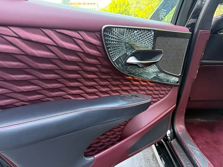 Фото 10 - Lexus LS