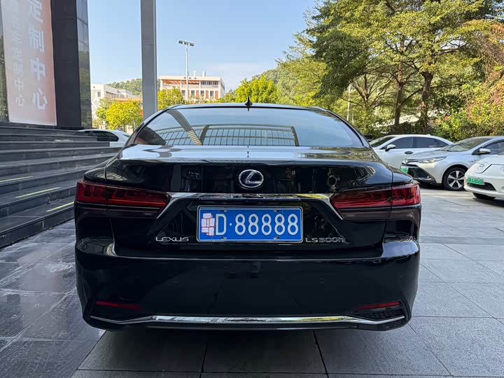 Фото 8 - Lexus LS