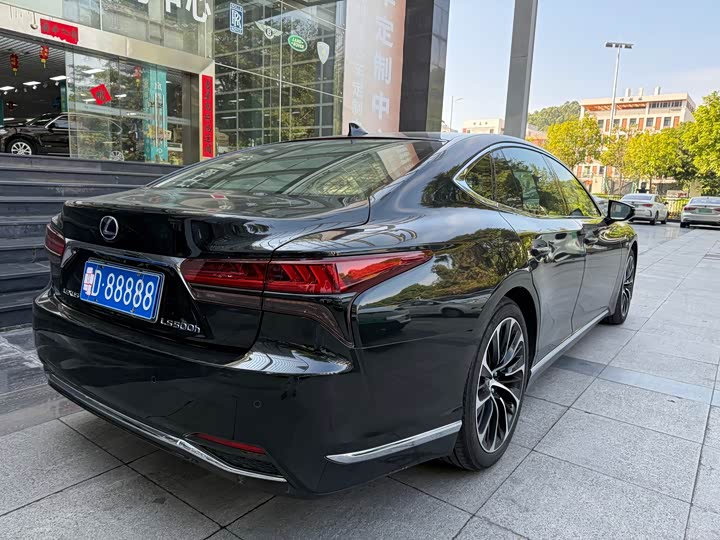 Фото 9 - Lexus LS