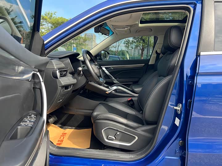 Фото 10 - Geely Atlas