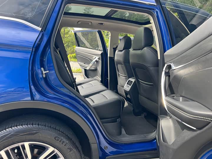 Фото 12 - Geely Atlas