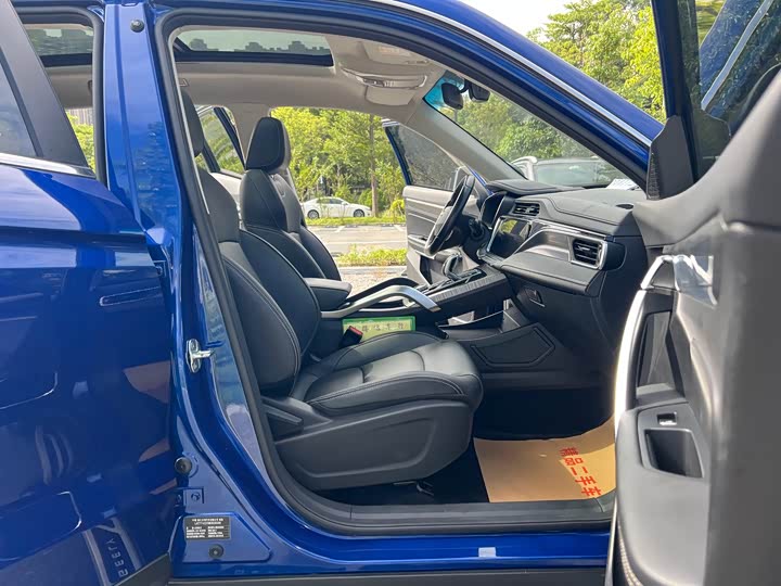 Фото 13 - Geely Atlas