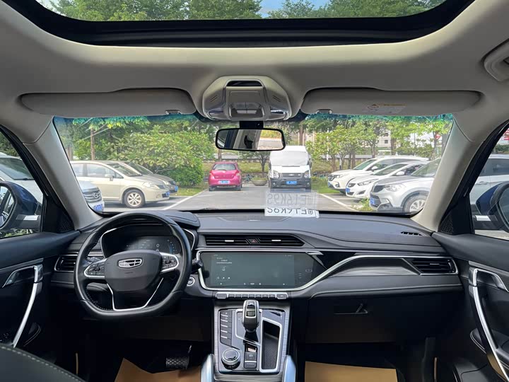 Фото 14 - Geely Atlas