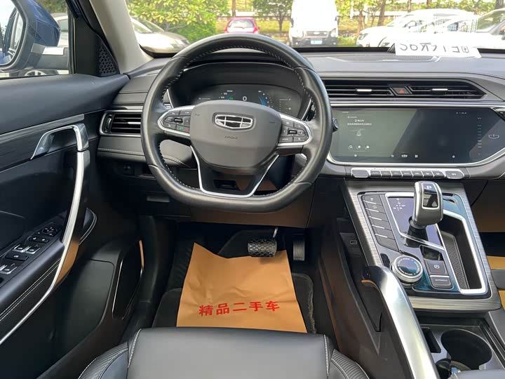 Фото 15 - Geely Atlas