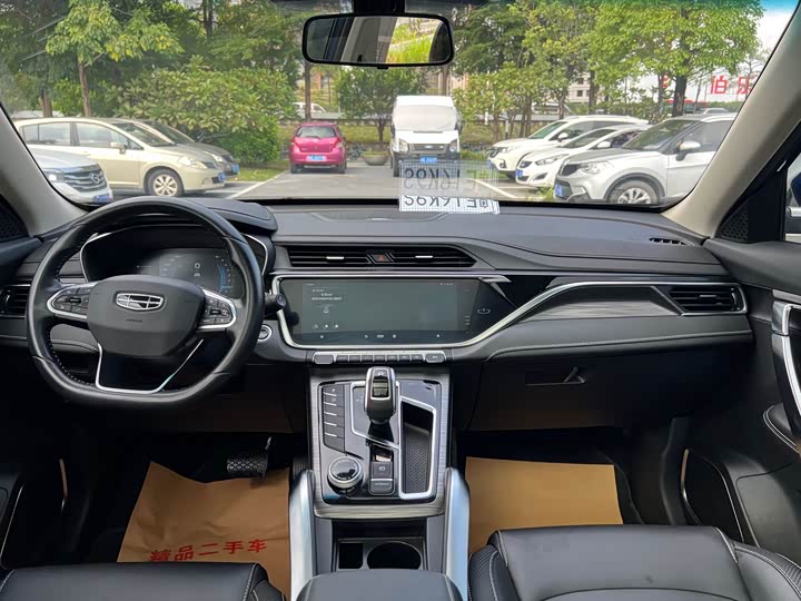 Фото 16 - Geely Atlas