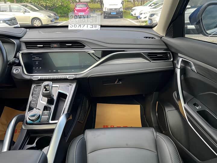 Фото 17 - Geely Atlas