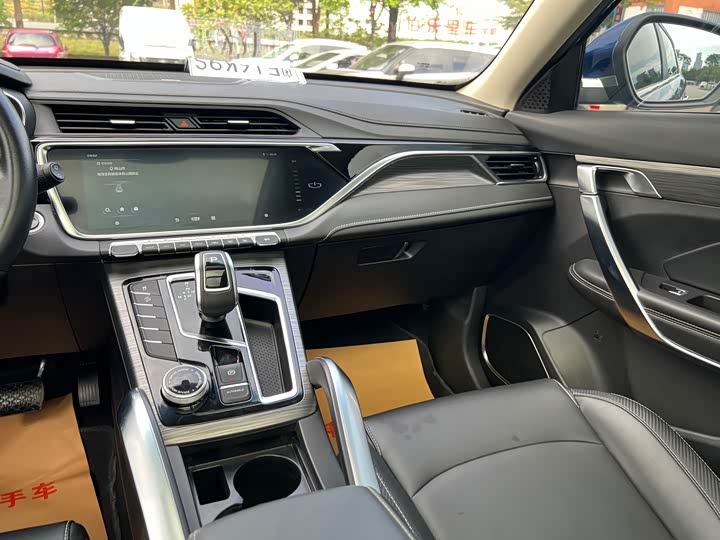 Фото 19 - Geely Atlas