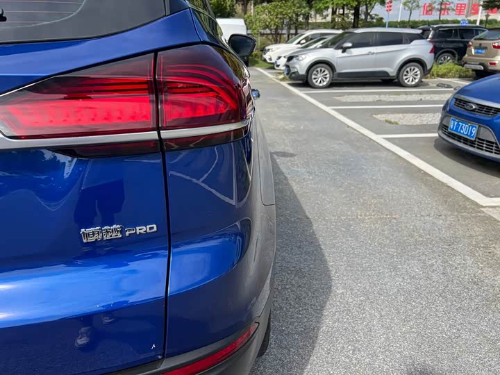 Фото 8 - Geely Atlas