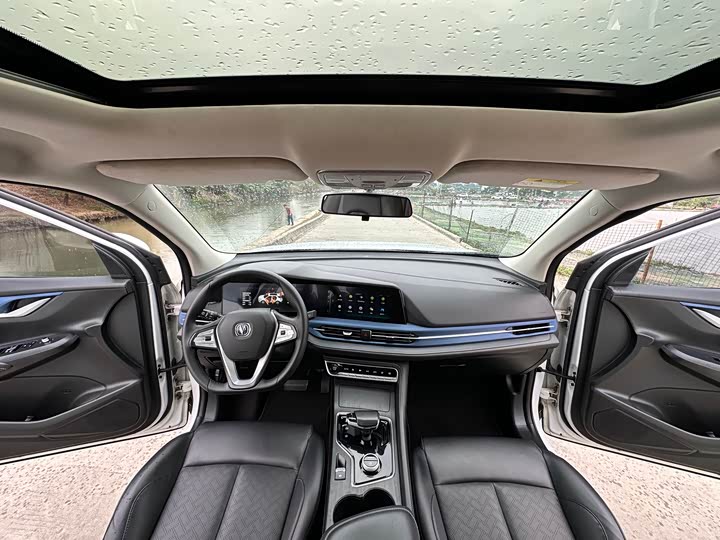 Фото 12 - Changan CS55 EV