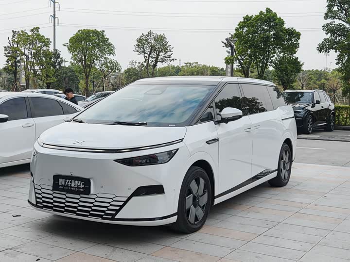 Фото 1 - XPeng X9