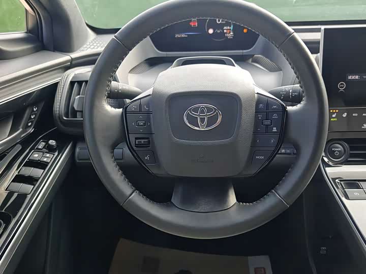 Фото 16 - Toyota bZ4X