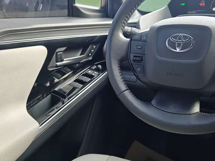 Фото 17 - Toyota bZ4X