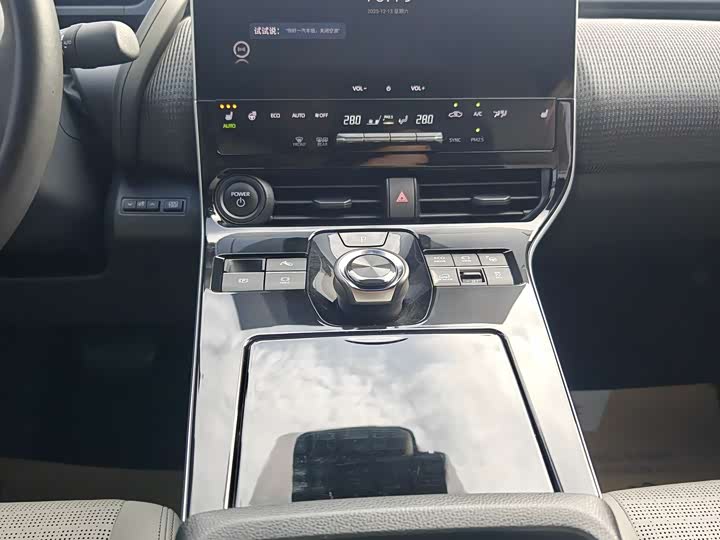 Фото 18 - Toyota bZ4X