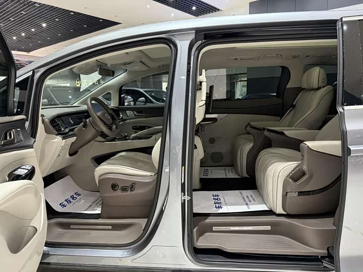 Фото 7 - Denza D9