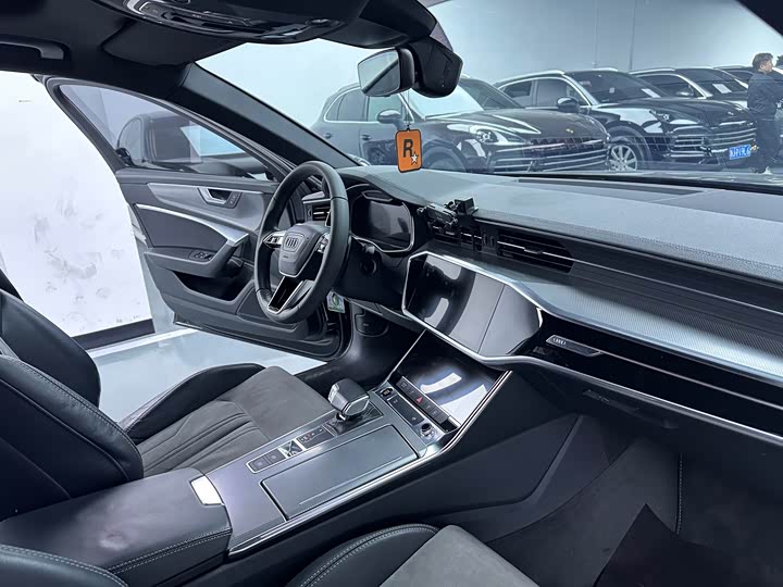 Фото 18 - Audi A6L