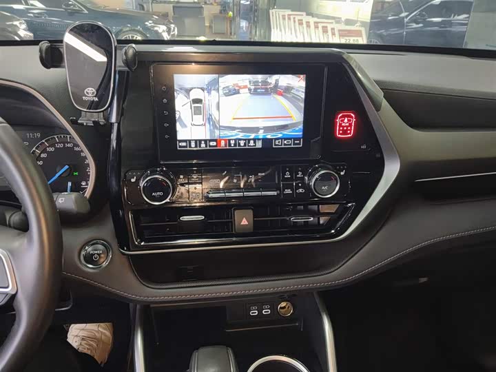 Фото 13 - Toyota Highlander