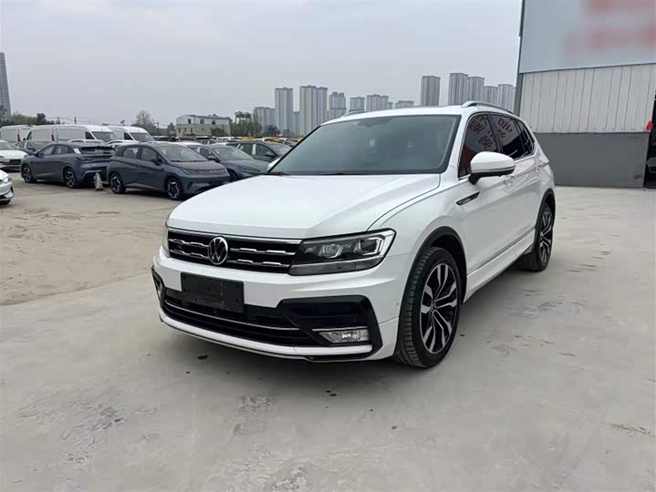 Фото 2 - Volkswagen Tiguan L Pro
