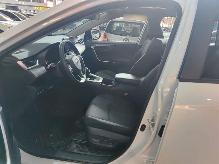 Фото 15 - Toyota RAV4