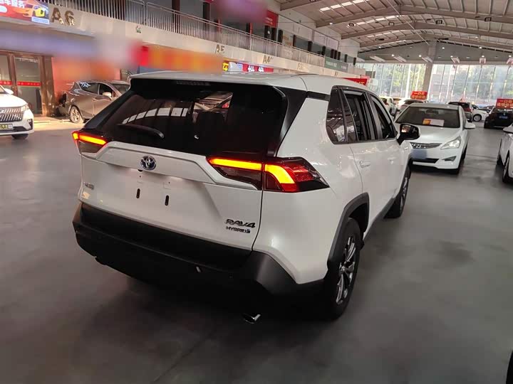 Фото 7 - Toyota RAV4