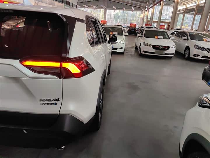 Фото 8 - Toyota RAV4