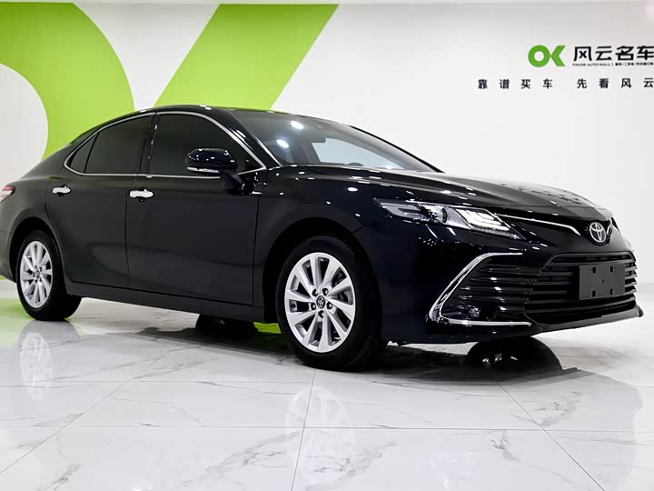 Фото 2 - Toyota Camry