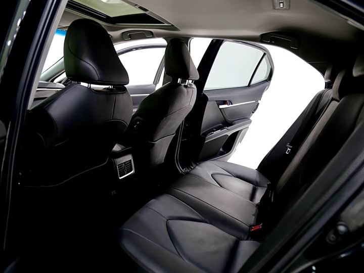 Фото 7 - Toyota Camry